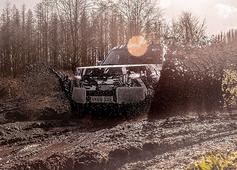 Land Rover Defender maskovaný
